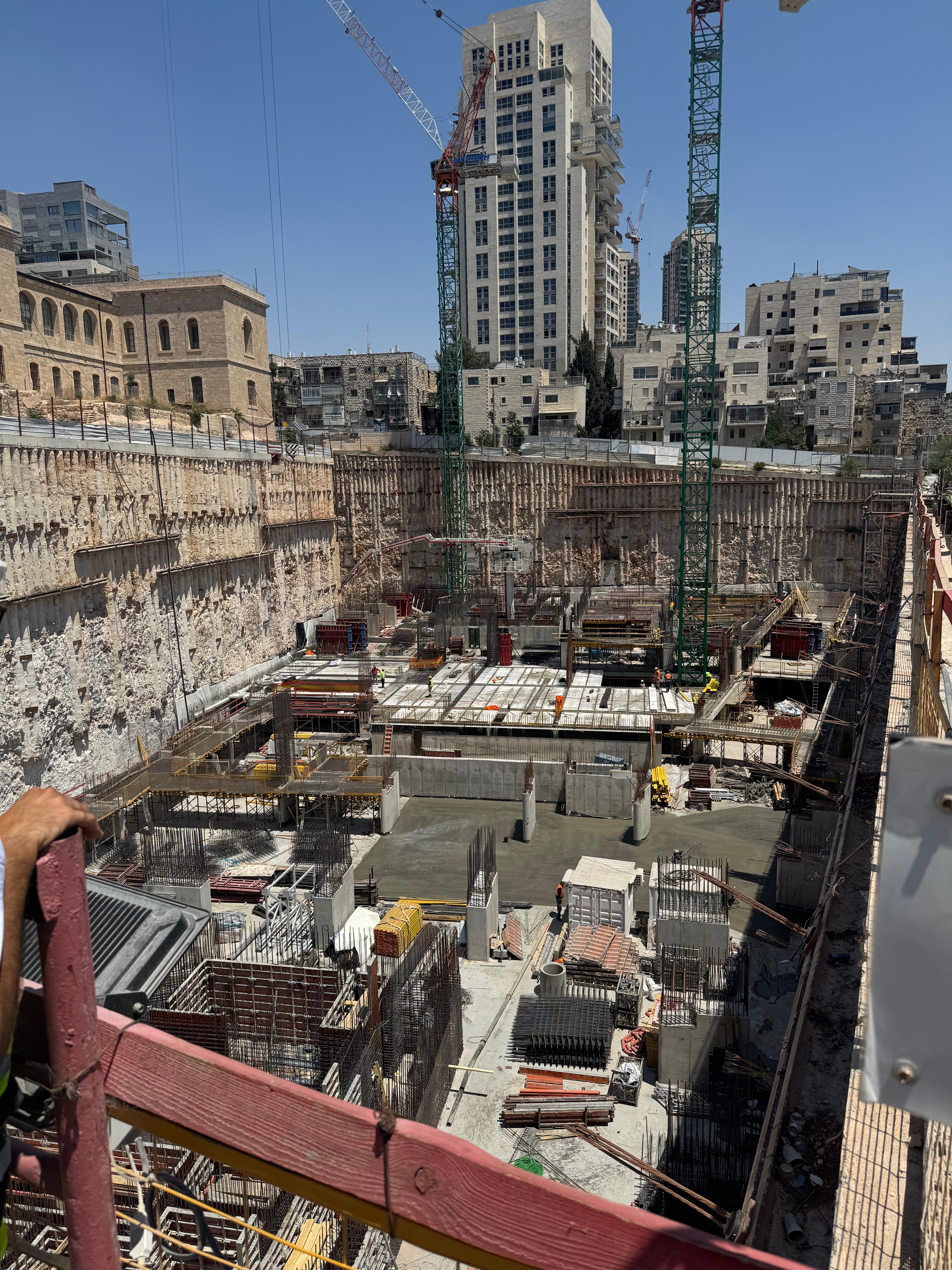 אתר בנייה של מבנה מגורים, עבודות שלד וביסוס